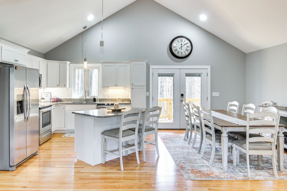 Modern Retreat w/ Mtn Views in Maggie Valley!