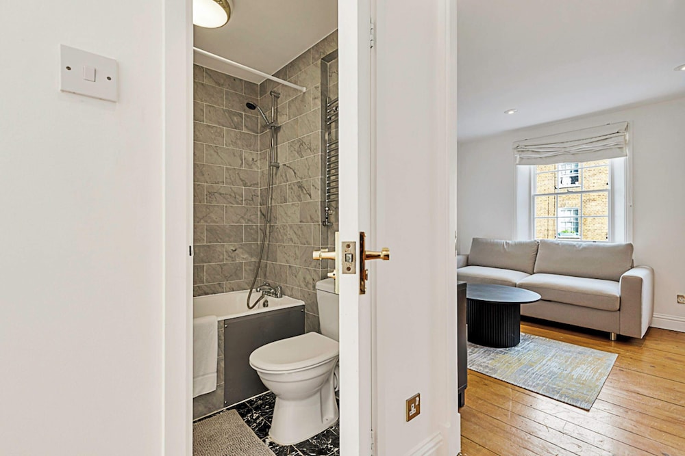 One-bedroom Abode With A Balcony In Central London