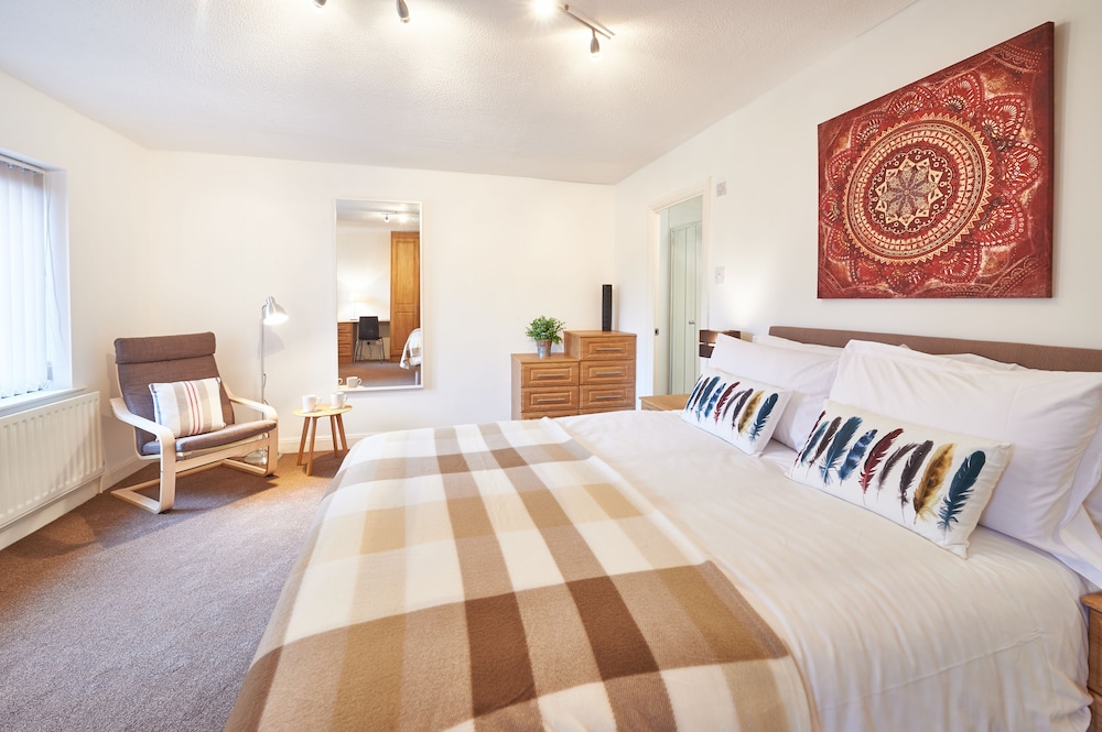 Northleigh House, Furzton, 6 Bedroom/5 Bathroom House