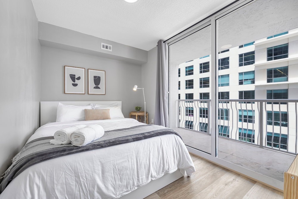 Sky High 31st Floor Condo W Parking