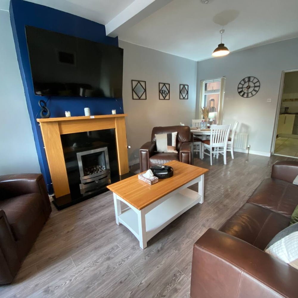 Warm Cozy 2BR House Ormeau Road view 3