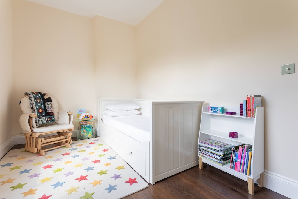 Bassett Road XII by Onefinestay