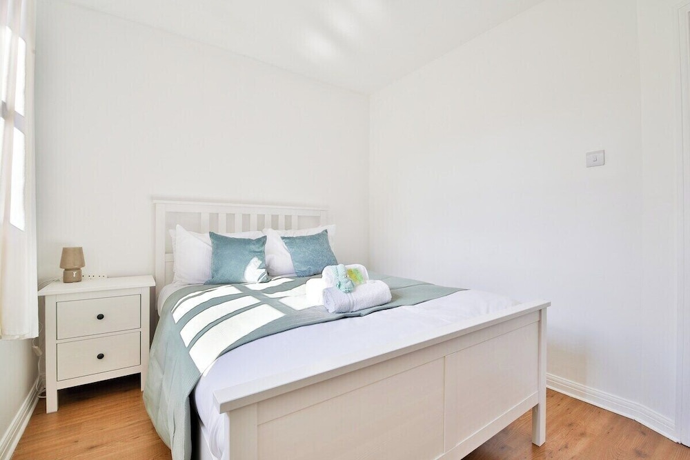 Homely 5 Bed House - 15 Mins to Cardiff City
