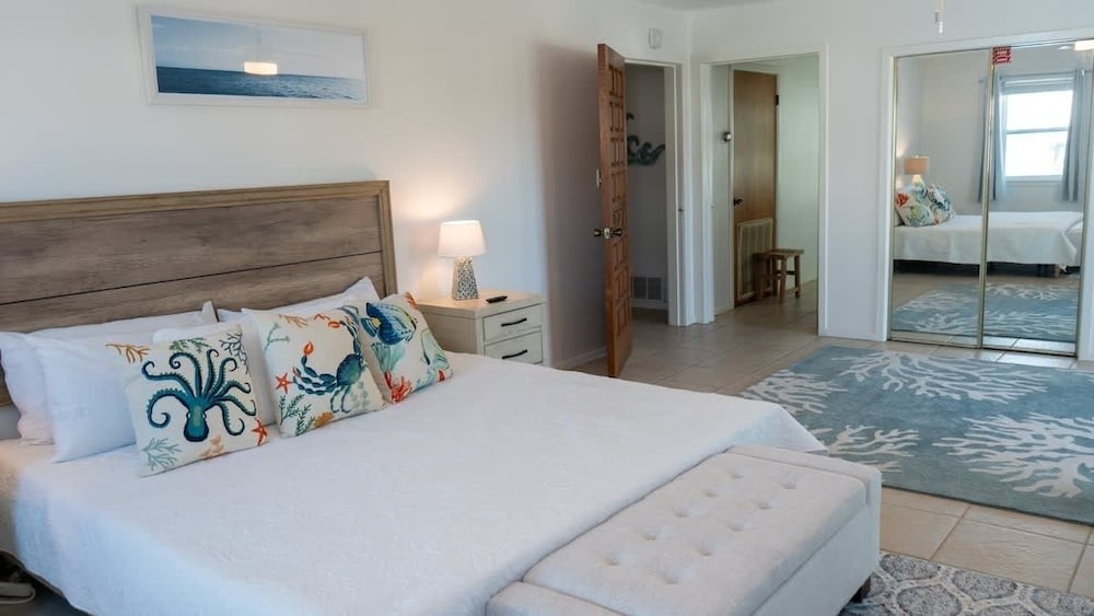 Fun Retro Island Vibe Sleeps 17 Beach 1 Block 4 Bedroom Home