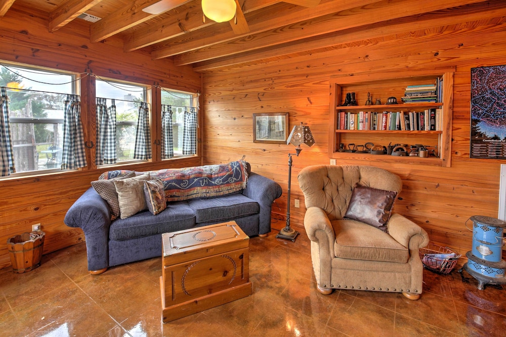 'ark Bunkhouse' Fredericksburg Hideaway w/ Hot Tub view 3