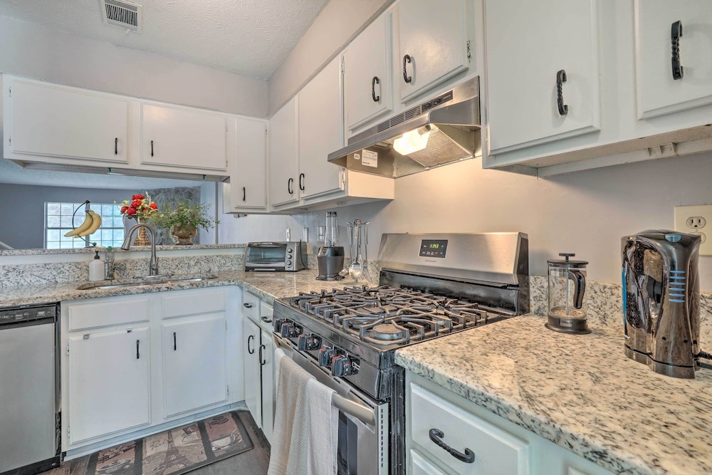 Norcross Townhome ~ 18 Mi to Dtwn Atlanta!