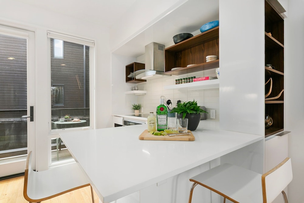 The Overlook - Luxe Old Town Condo w/ King Suite