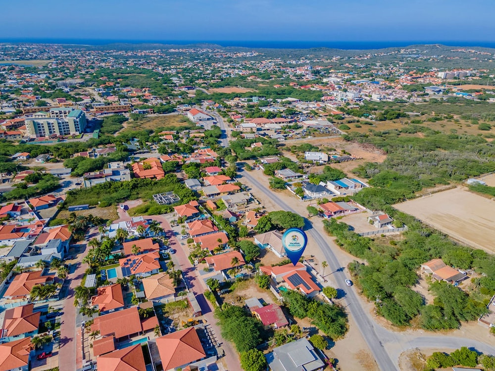 Luxurious Haven in the Heart of the Island Pool