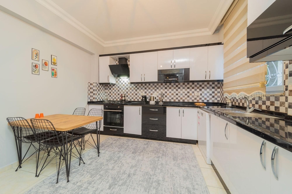 Vibrant Flat With Lovely Balcony in Muratpasa
