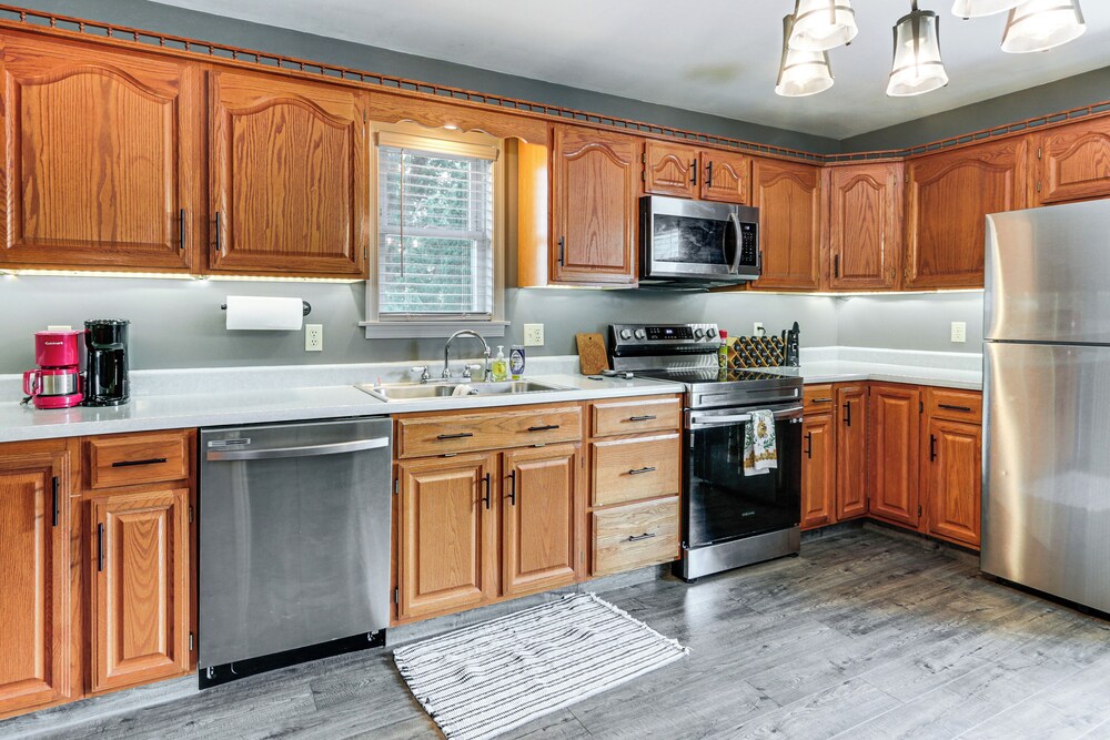 Walk to Town: Charming Unit w/ Balcony in Bedford!