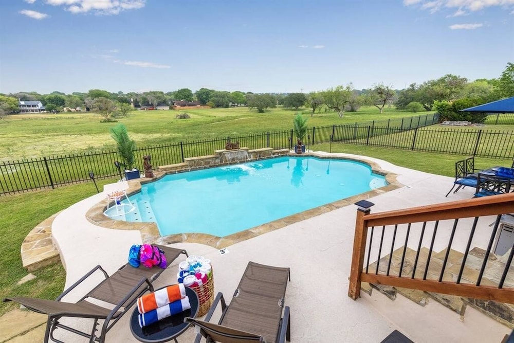 Serene Views Ideal For Long Stays Heated Pool