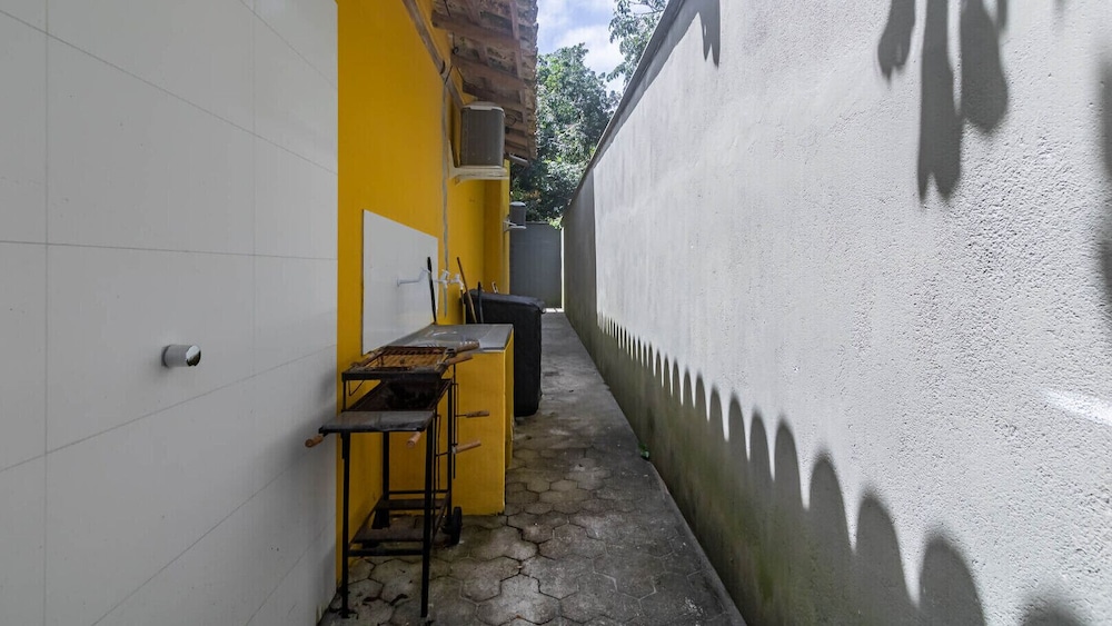 Casa Pet-friendly em Cond com Piscina e 5 Su tes