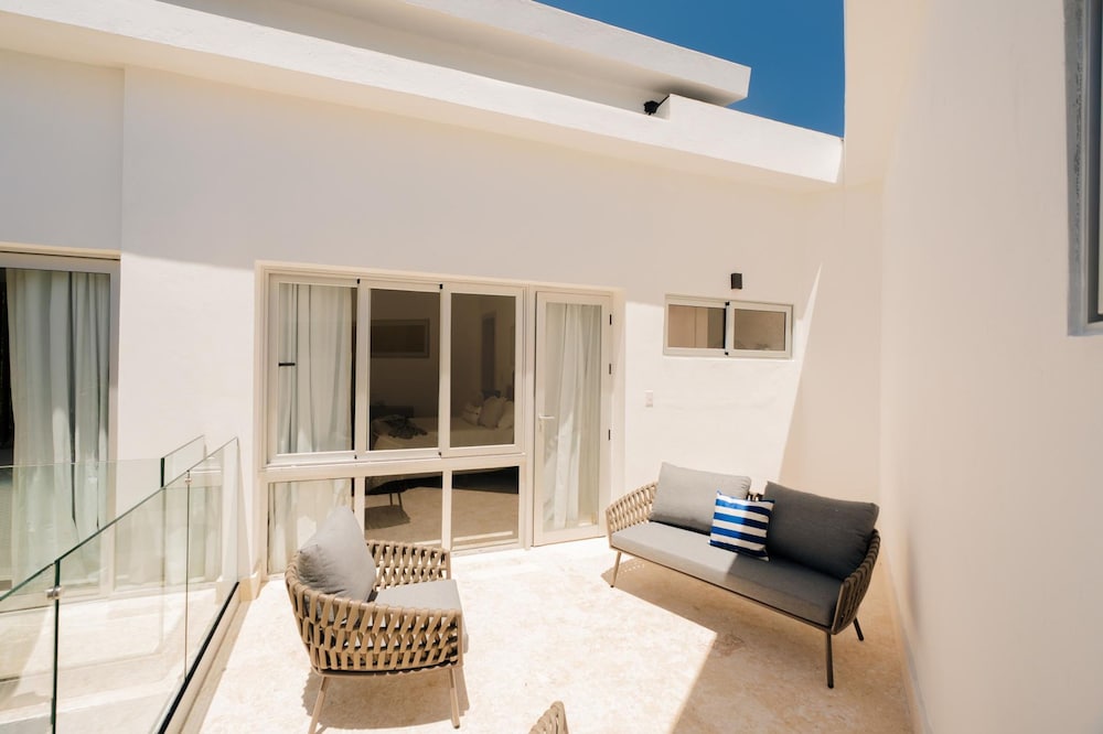 Modern 6 BDR Golf Front Villa in Luxury Beach Resort w Pool and Heated Jacuzziz