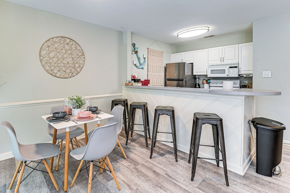 Walk to Ocean: Condo w/ Balcony in Myrtle Beach!