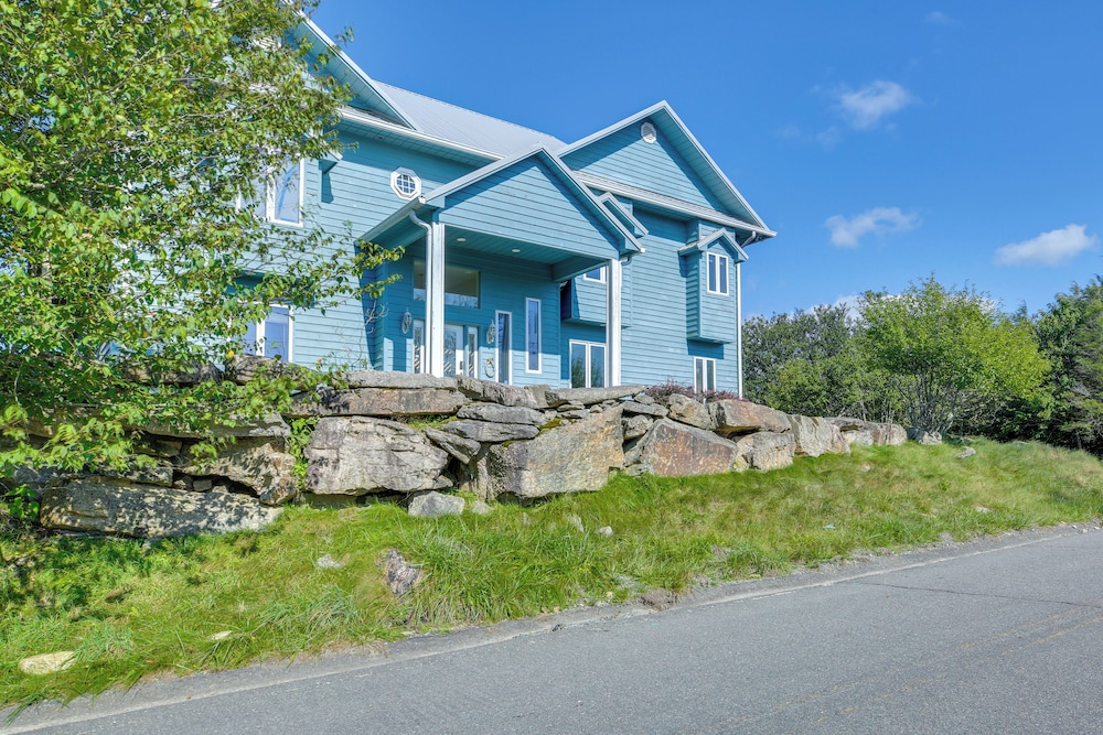 Beech Mtn Views, Next to Ski Resort: Home w/ Decks