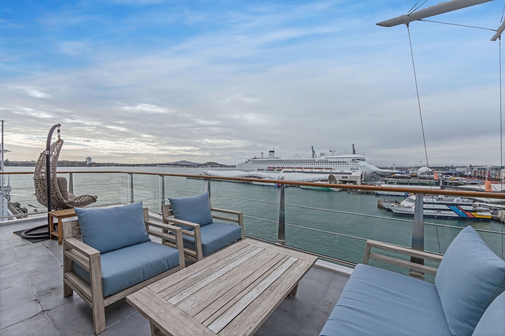 1BR Sub-Penthouse - Panoramic Views