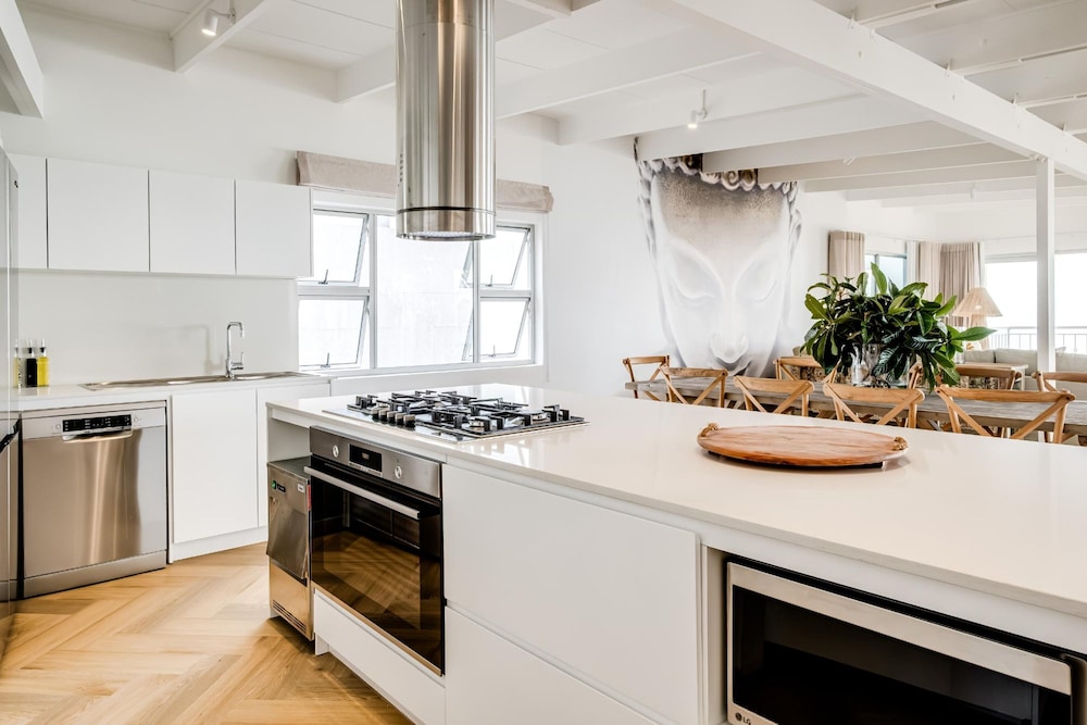 Idyllic Camps Bay Villa w 2 Pools Buddha Retreat