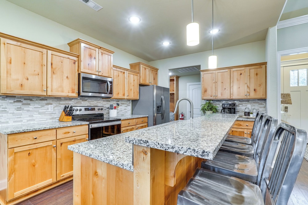 Table Rock Lake Retreat: Walk to Shore!
