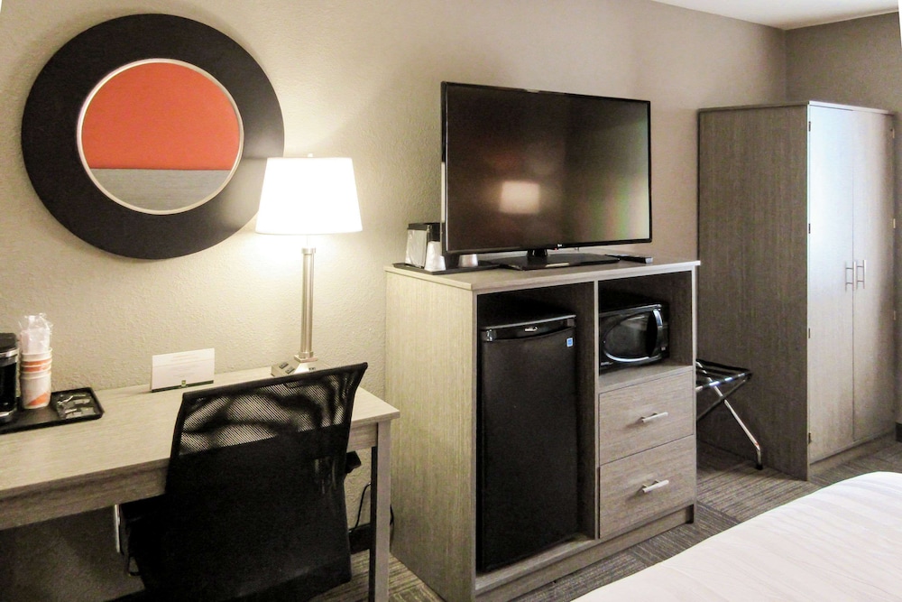 Quality Inn & Suites Hammond Near I-8090