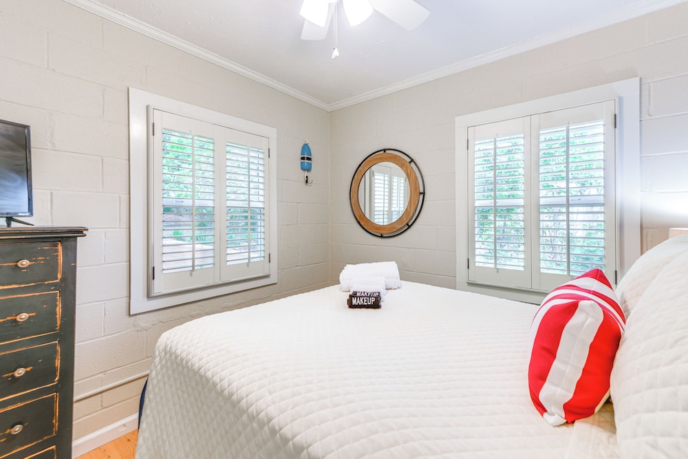 Private Dock + Porch: Lakefront Retreat in Cobb!