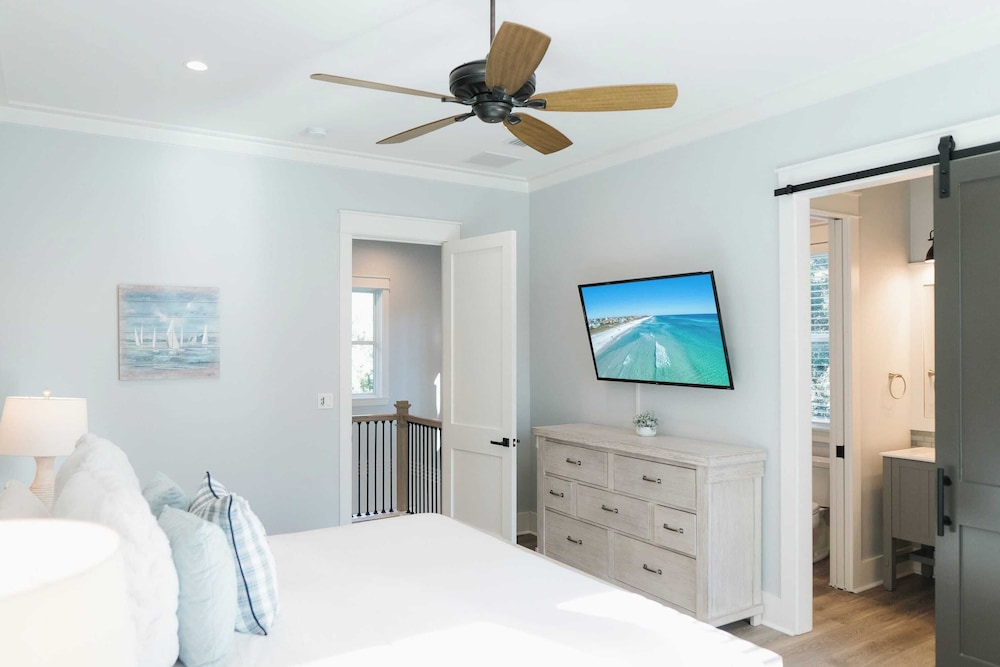 Walk to Beach, 2 Shared Pools, Enclosed Porch, Bikes 30A Hideaway by Avantstay