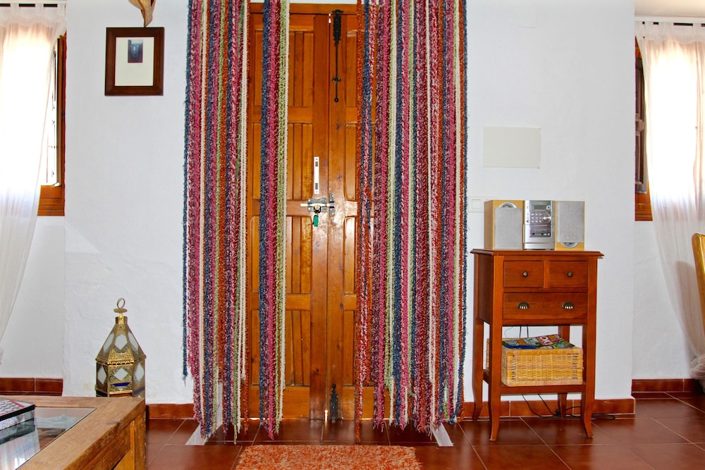 Cottage - Sleeps 4 - Pet Friendly - Patio