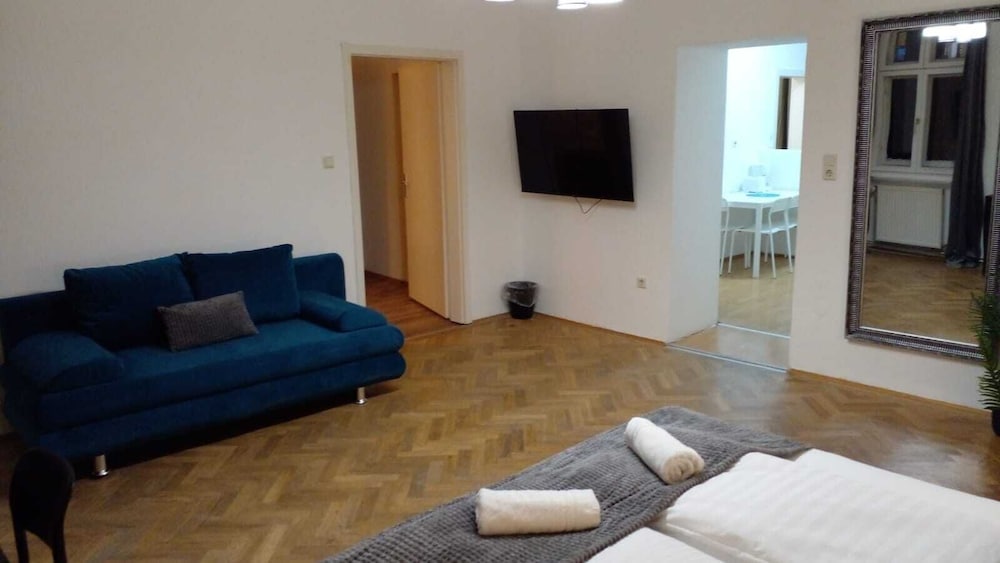 Bright 2BR Stay Close to Stadthalle