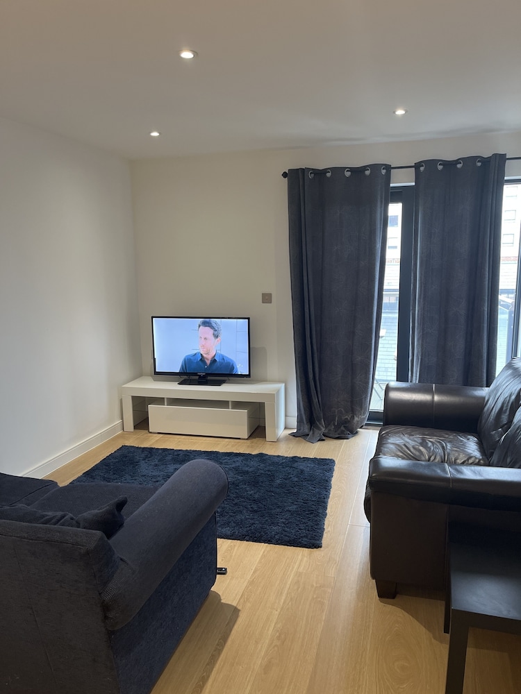 Remarkable 2-bed Apartment in Southampton view 4