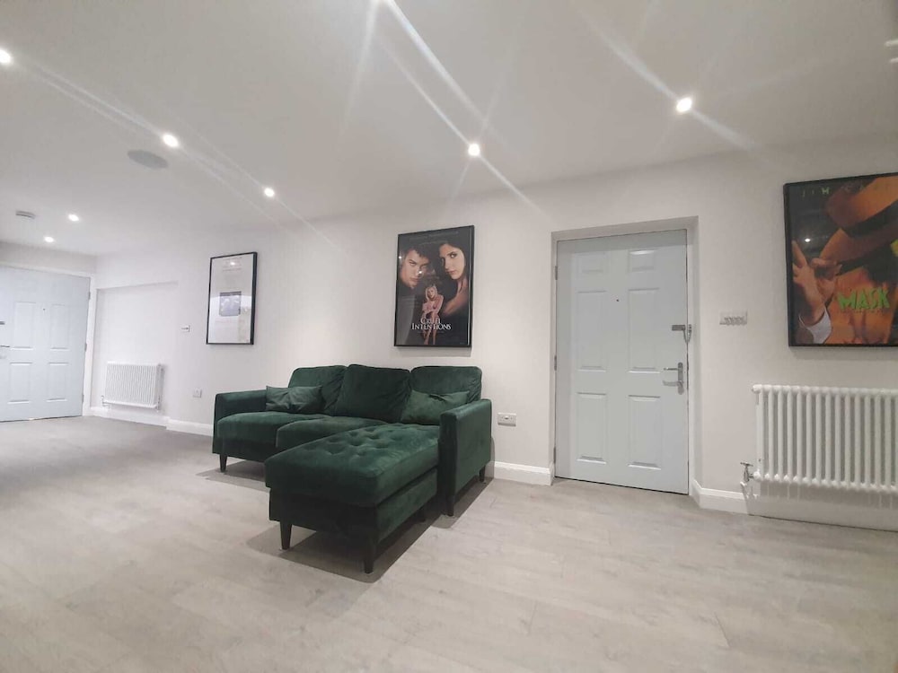 2 Bed Hollywood Movie Themed Apt