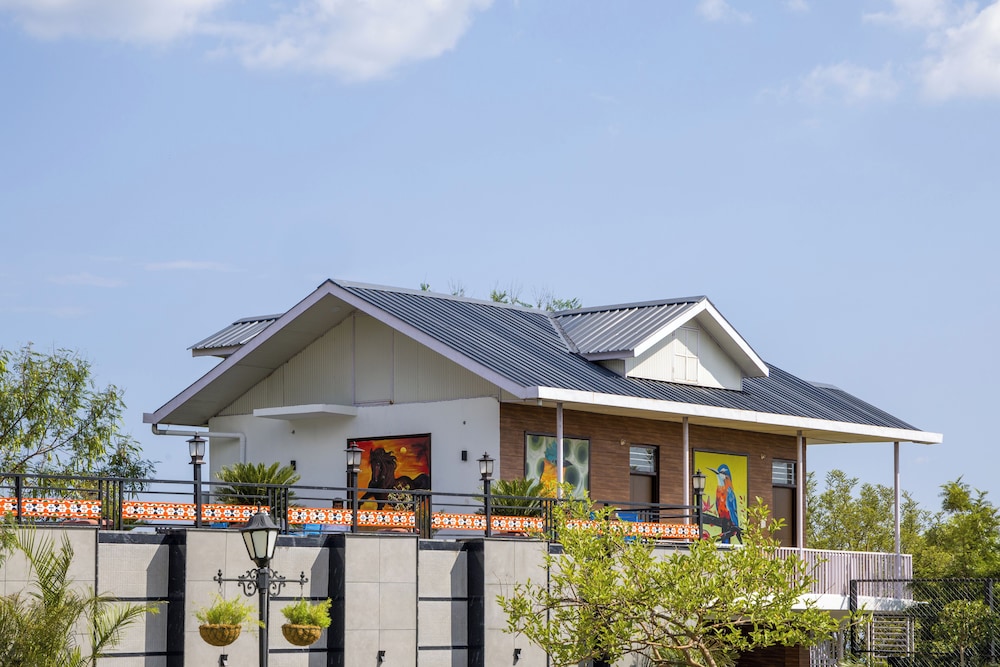 Elivaas Esh Cottage Willow | Hillside With Lush Garden