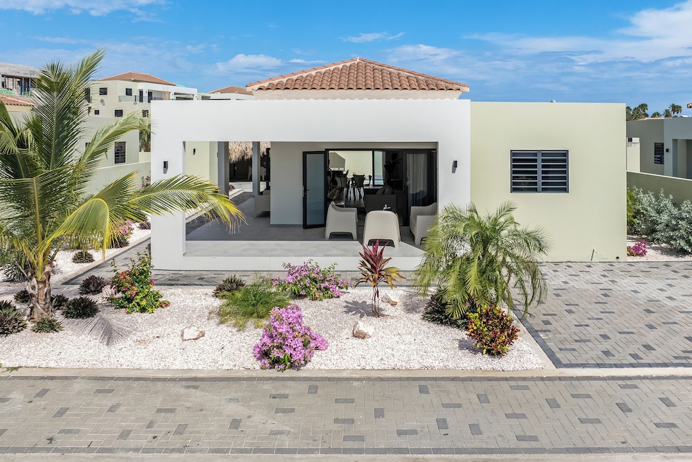 Infinity Blue villa with private pool at Mambo Beach