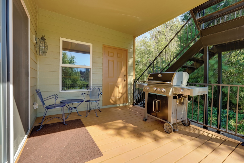 Prime Mckenzie River Gem: Sunroom + Views!