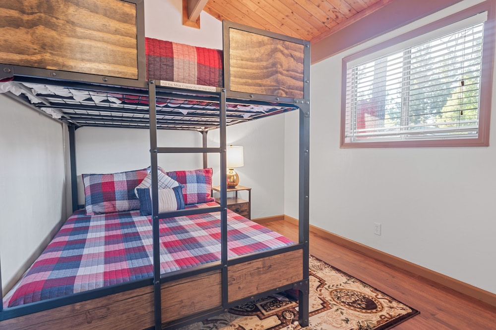 Cute Cozy Cabin