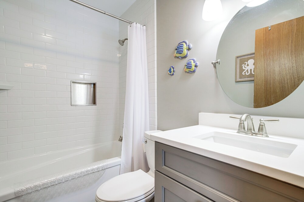 Ocean City Getaway w/ Balcony, Steps to Boardwalk!