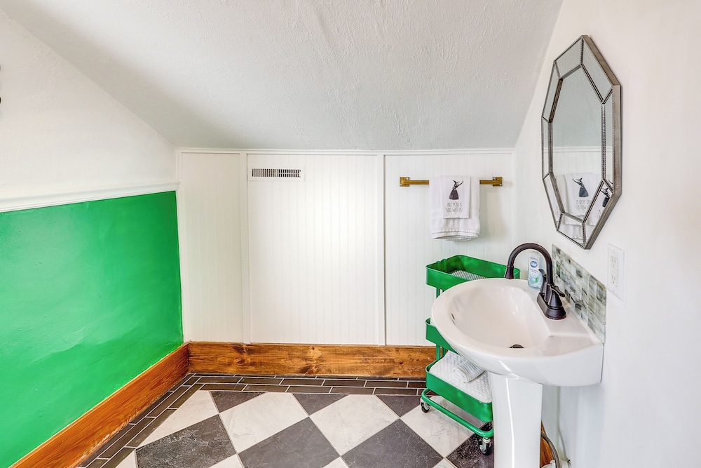 5 Mi to Marion Reservoir: Wizard of Oz-themed Home