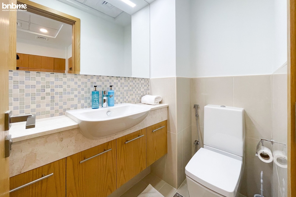 1B-Bellevue Tower 2-1902 by bnbme homes