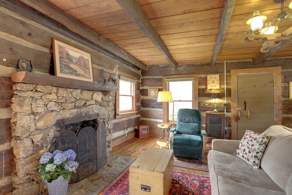 Scenic Hot Springs Retreat Near Appalachian Trail!