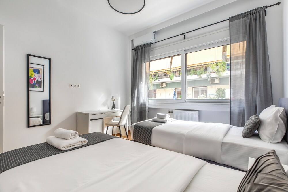 Cozyopolis - Timeless 3-BR in Athens
