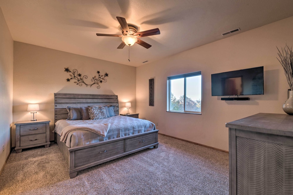 Pet-friendly Branson West Lodge w/ Hot Tub!