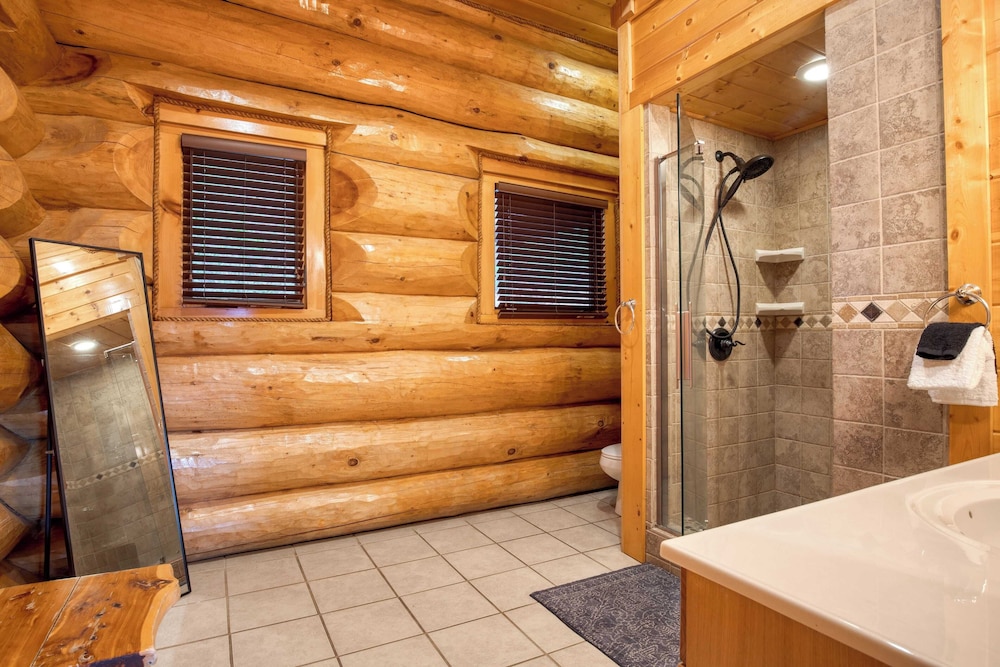 Pinnacle Chalet by Avantstay Luxury Cabin w/ Panoramic Views, Fireplace & Game Room