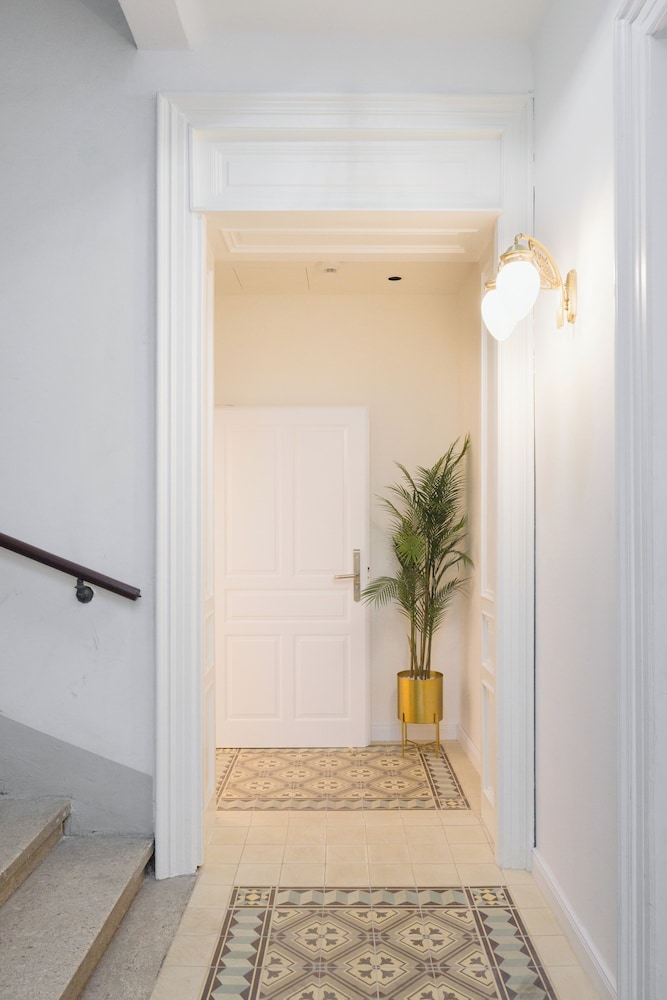 RAFAEL KAISER - Signature Apartments