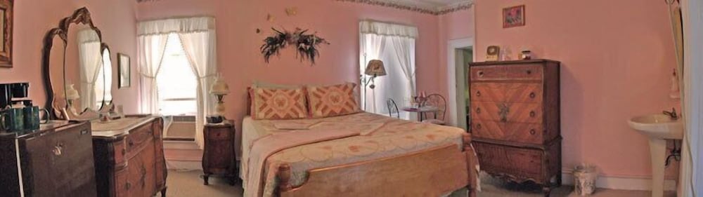 Alynn's Butterfly Inn Bed & Breakfast