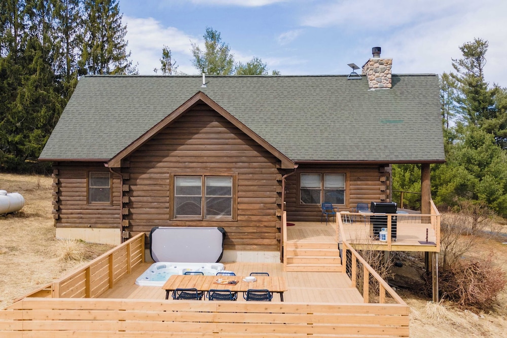 Secluded w/ Deck Views, Hot Tub, & Ping Pong Hudson in the Berks by Avantstay