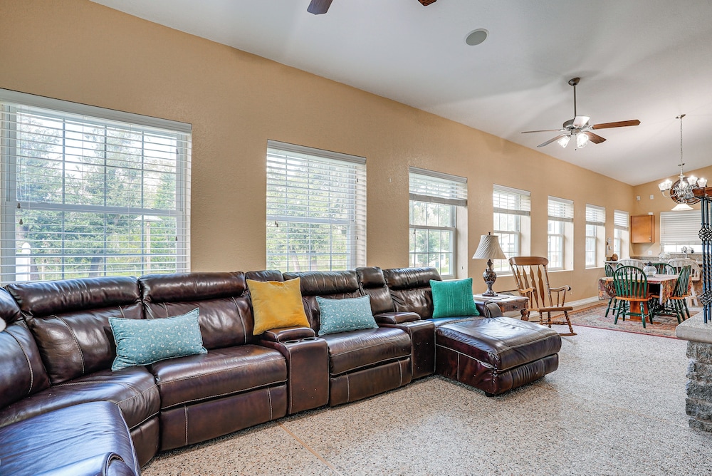 Pet the Sheep! Rural & Spacious Polk City Retreat