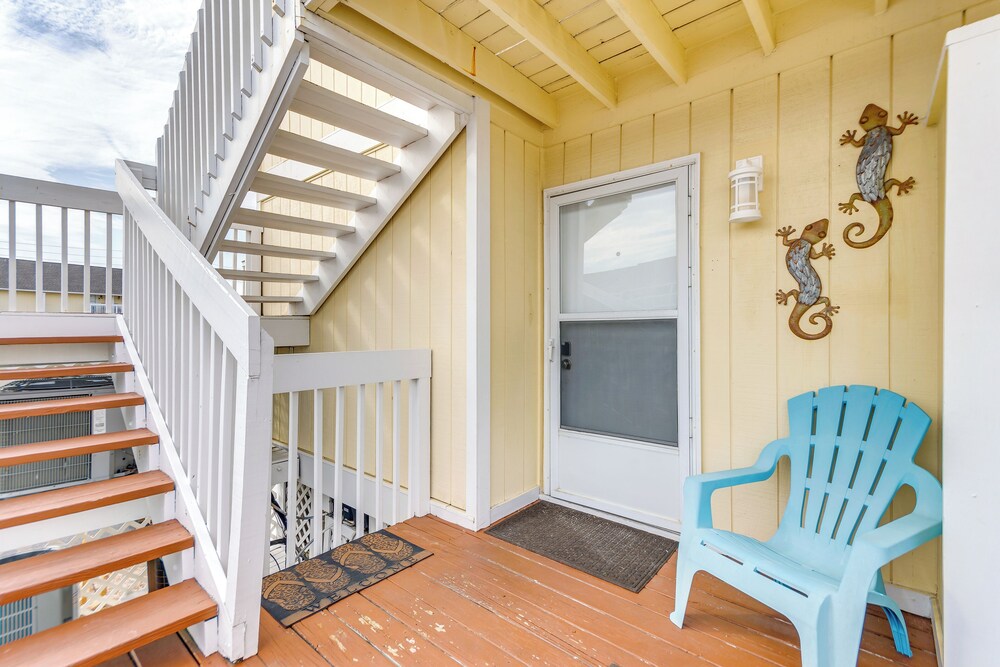 Walk to Beach: Resort Retreat w/ Balcony in Destin
