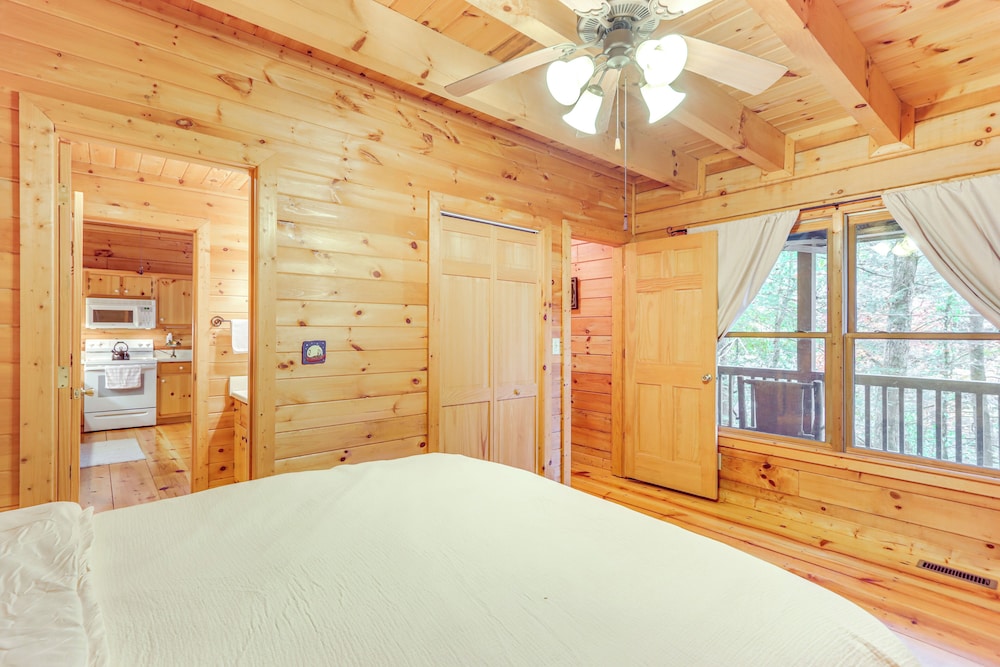 Private Hot Tub: Secluded Ellijay Cabin on River