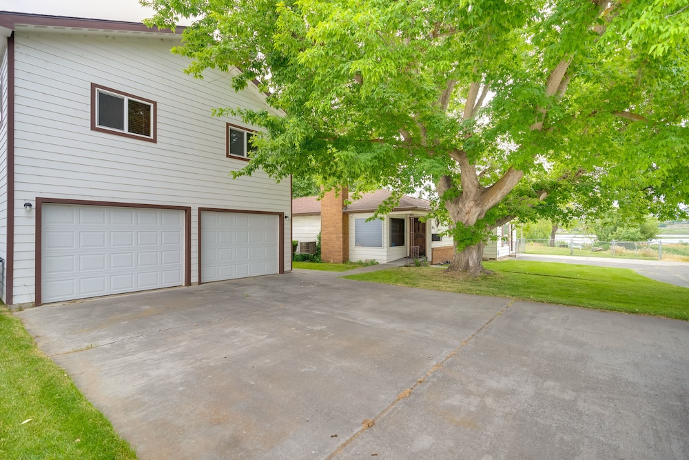 Lakefront Washington Home w/ Private Pool & Sauna view 3