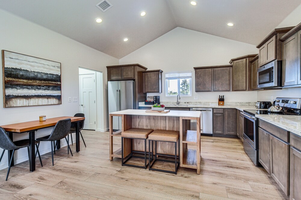 Lakeside Vacation Rental: 4 Mi to Show Low Lake!
