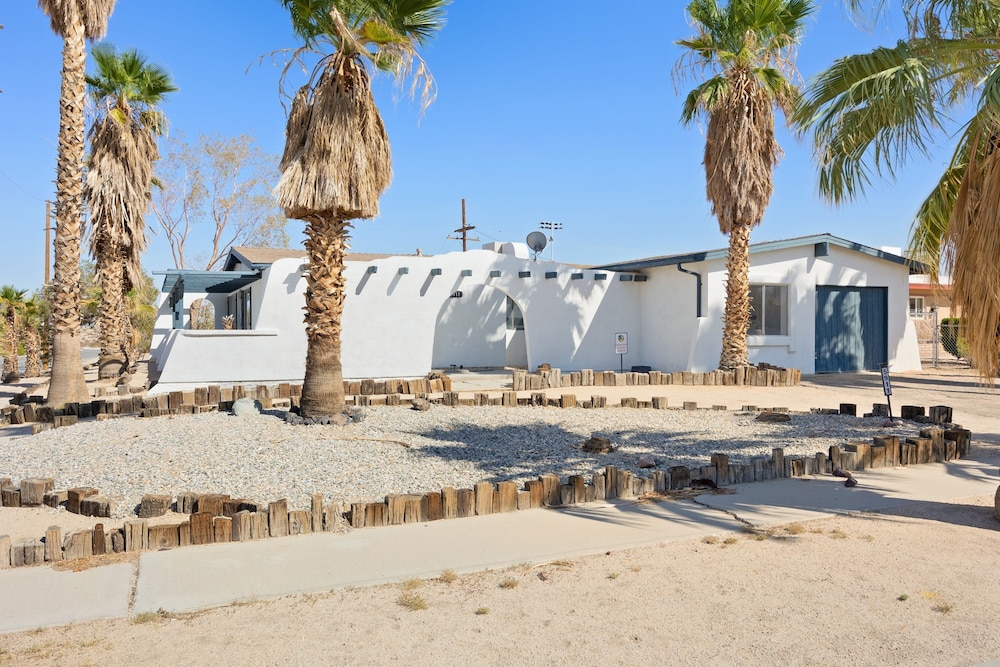 Carmella by Avantstay Modern Jtree Home w Large Outdoor Area