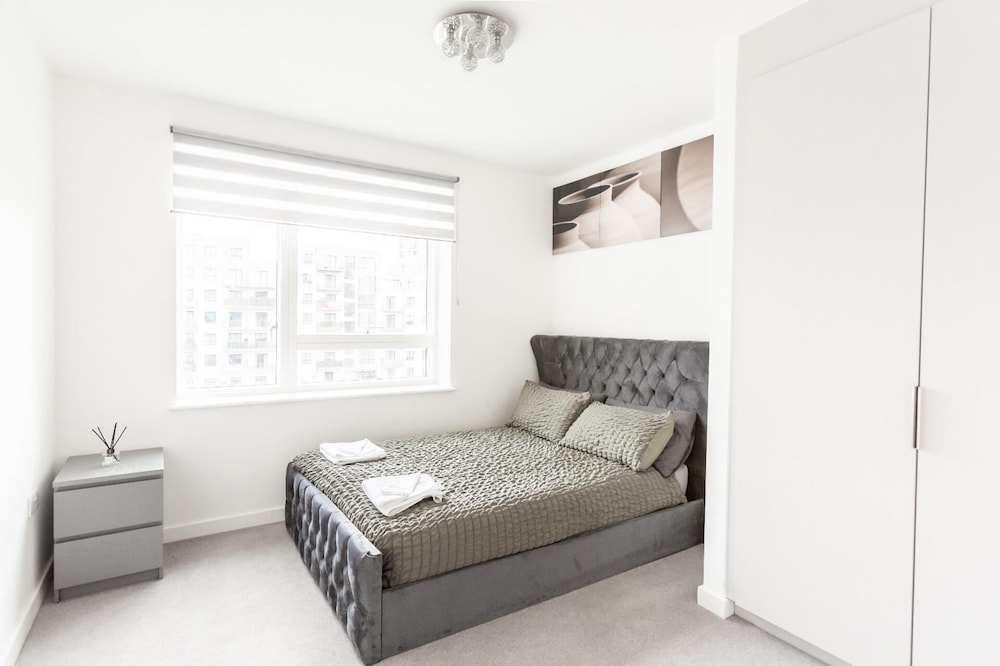 Brand New Luxurious 2-bed Apartment in Barking view 2